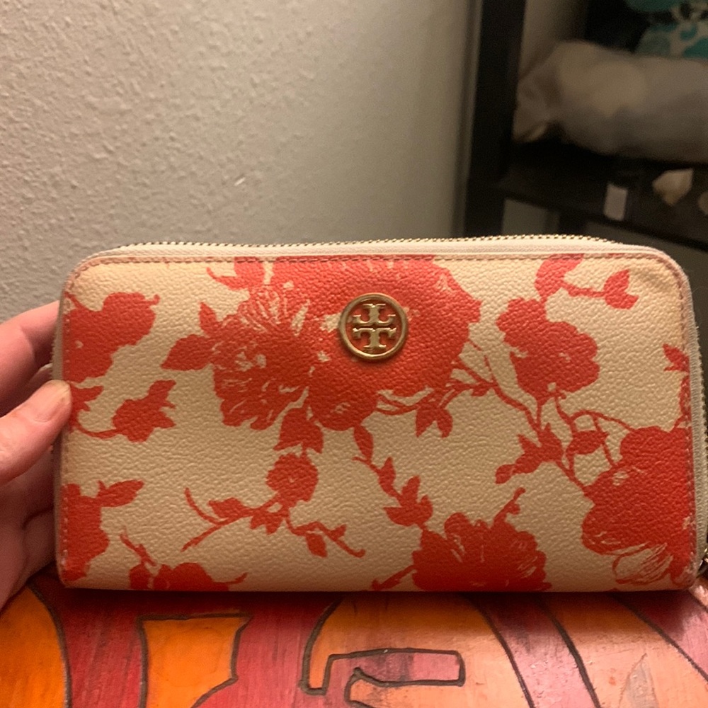 Tory Burch Robinson Printed Zip Continental Wallet (Fire Orange Multi)